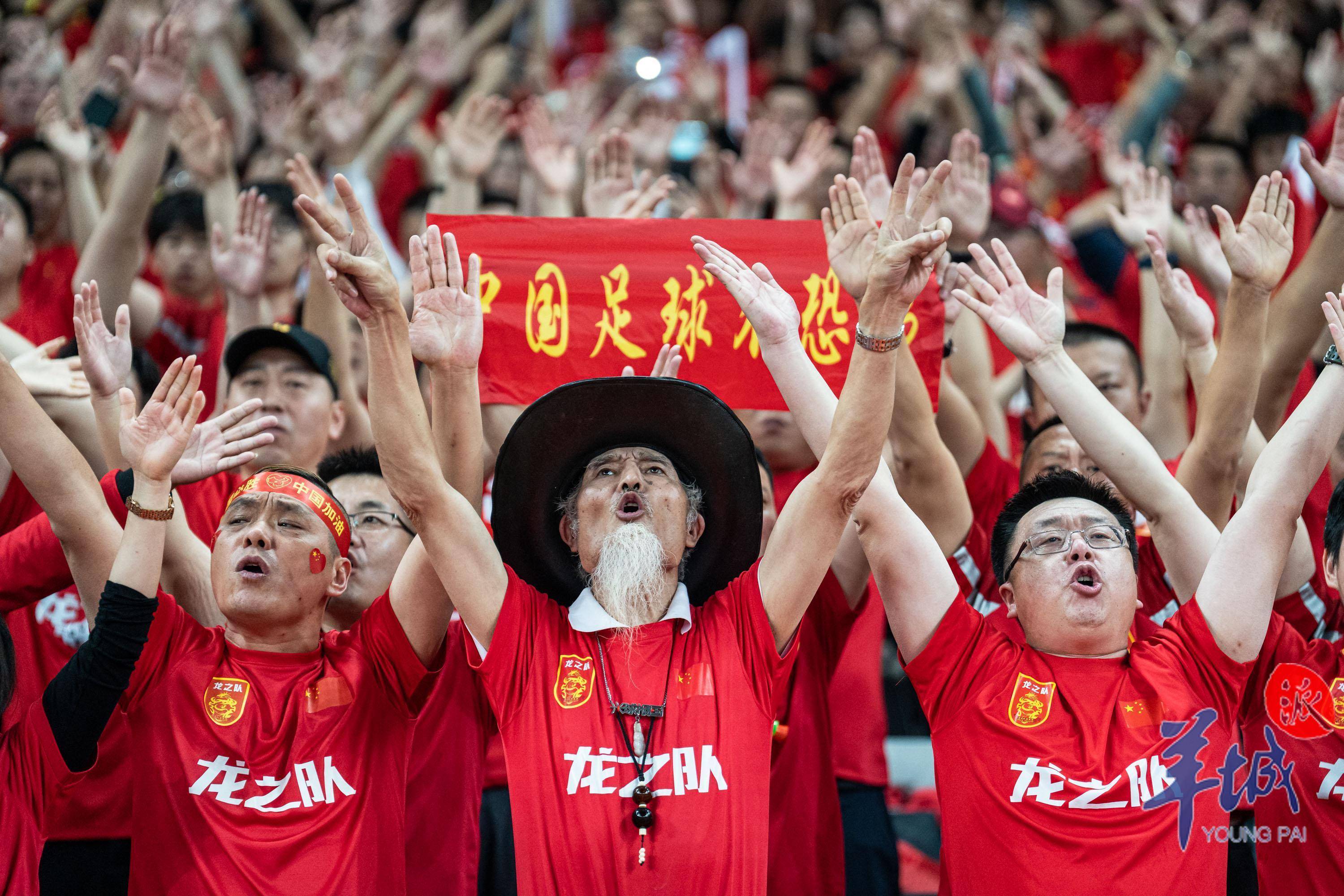 壮阔比赛场面引人入胜，球迷热情高涨的简单介绍